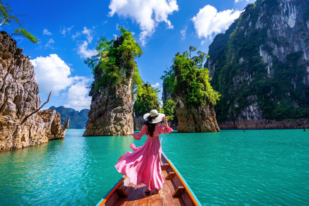 海洋泰国素拉特萨尼省考索国家公园 美丽的女孩站在船上望着ratchaprapha大坝的群山泰国岛屿河流