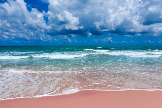 地中海鸟瞰粉色海滩和蓝色海浪清晰抽象花