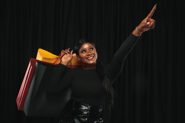 Magic年轻的非洲裔美国妇女购物与五颜六色的黑色包装PurchaseAfricanPortrait