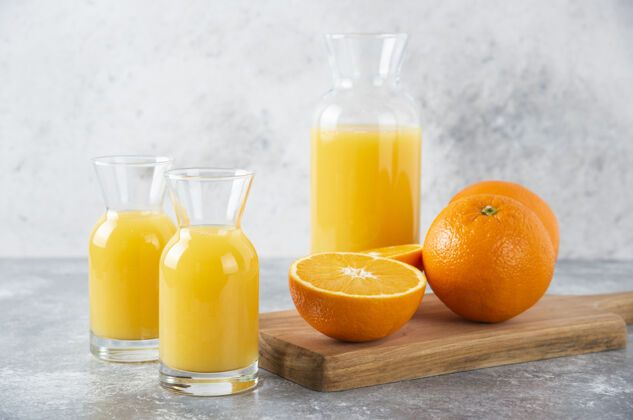 水果一杯果汁加一片橙子鸡尾酒橙子甜点
