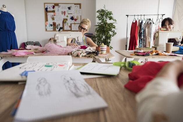 纺织专业裁缝的工作女人小企业时装设计师