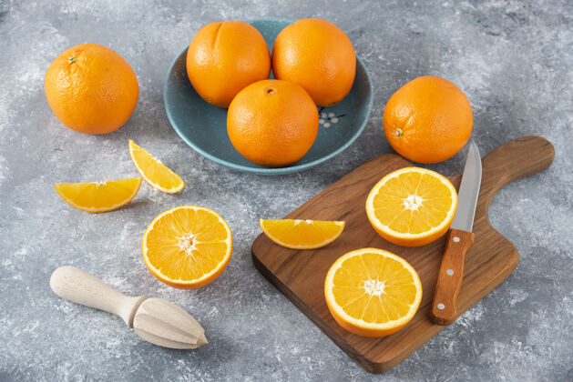 多汁把橙子切成片 放在木板上 再放上整个橙子天然热带成熟
