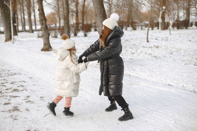 孩子一家人在度假时戴着编织的冬帽毛衣乐趣冬天