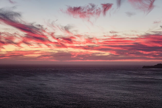 日落日落时天空多云下的水体风景自然地平线