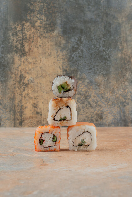 鱼一套美味的寿司卷放在大理石上鲑鱼一餐新鲜
