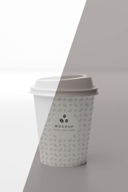 咖啡杯塑料杯和咖啡模型放在桌子上品牌标签模型标签