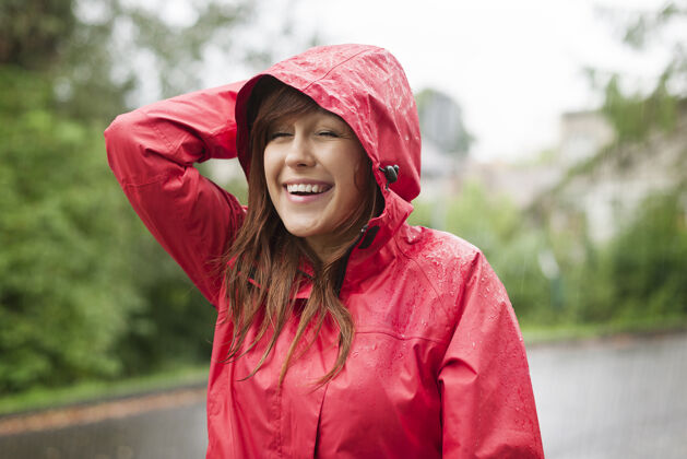女性在雨中行走的可爱的年轻女子天气可爱肖像