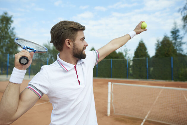 男人网球运动员正在接球爱好继续夏天