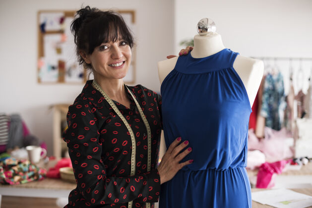 时尚来自新系列的骄傲的时装设计师裁缝纺织业项目