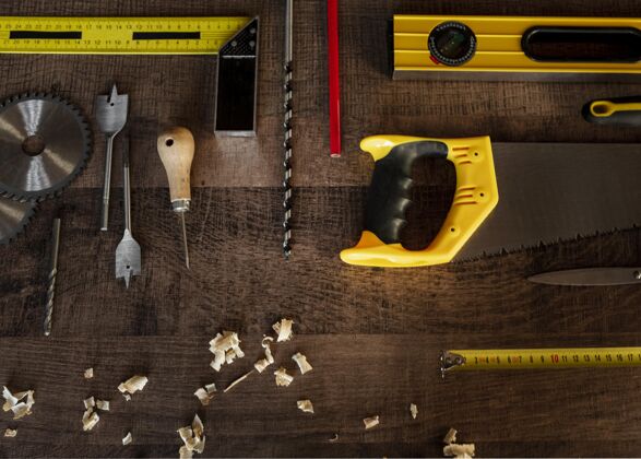 工匠桌面上的木制工具俯视图刷子螺丝刀木工