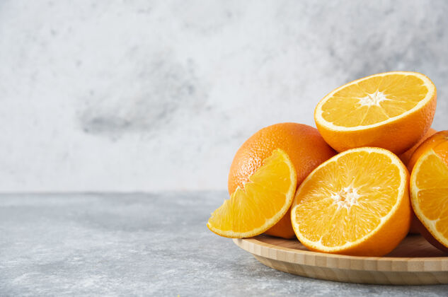 水果石桌上放满了橙子汁的木板多汁圆形维生素c