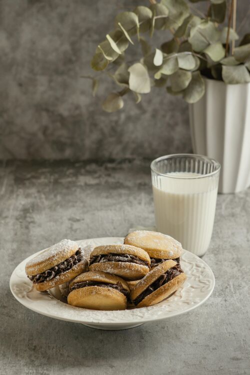 美味巧克力馅和牛奶的美味饼干饼干分类垂直