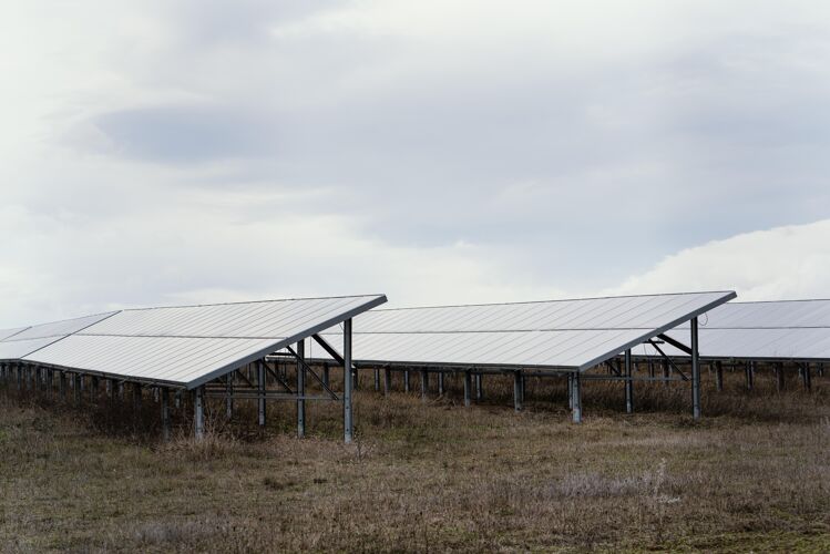 绿色能源有很多太阳能电池板和复制空间的领域可再生能源水平环保