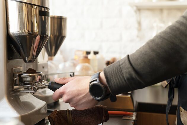 特写近距离的手与手表准备咖啡美味美味就业