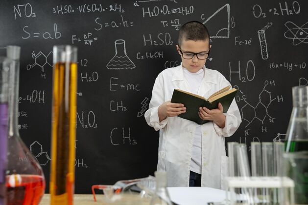 科学家在实验室做实验的男孩实验室外套孩子实验室