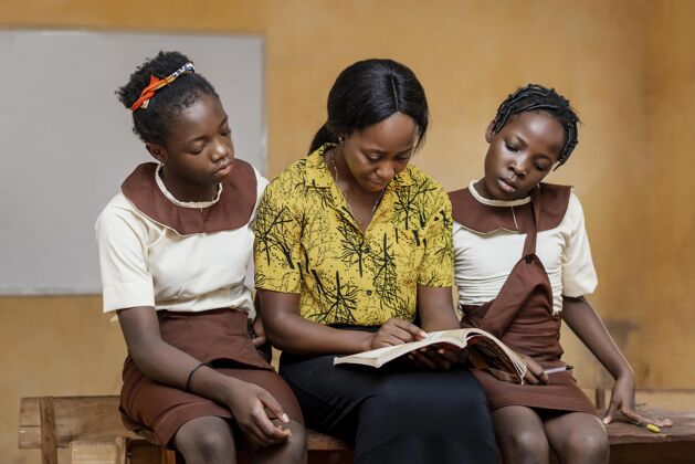 青年在课堂上教孩子的非洲女人教育孩子老师