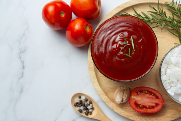 番茄番茄酱或番茄酱配新鲜番茄农产品收获番茄酱