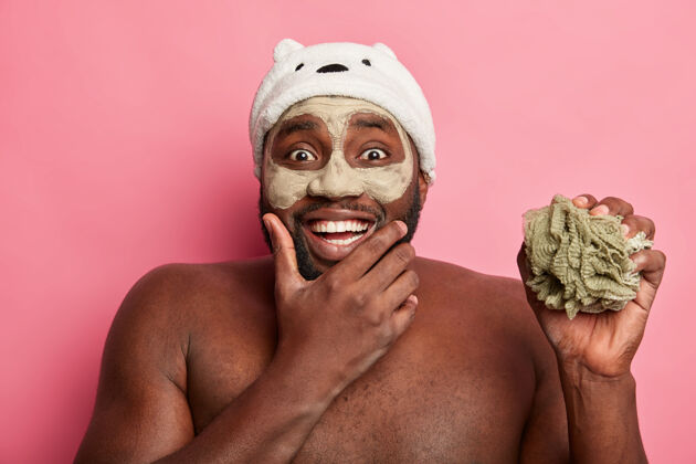 面部美国黑人戴着泥面具 表达积极情绪胡须美容粘土