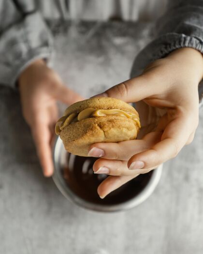 食物特写手拿饼干甜点排列垂直