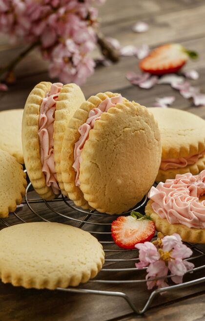 烹饪有奶油和鲜花的美味饼干甜点排列美味