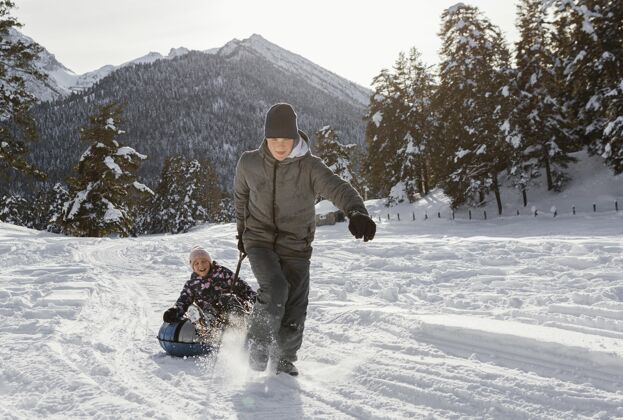 孩子全拍家庭成员在雪中玩耍户外旅行旅行
