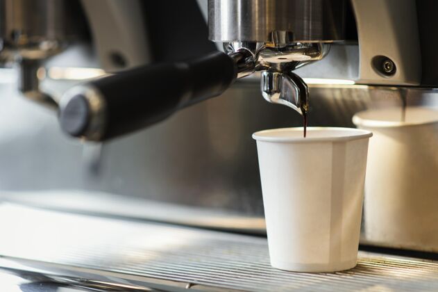 工作把咖啡倒进一次性杯子里咖啡师事业特写