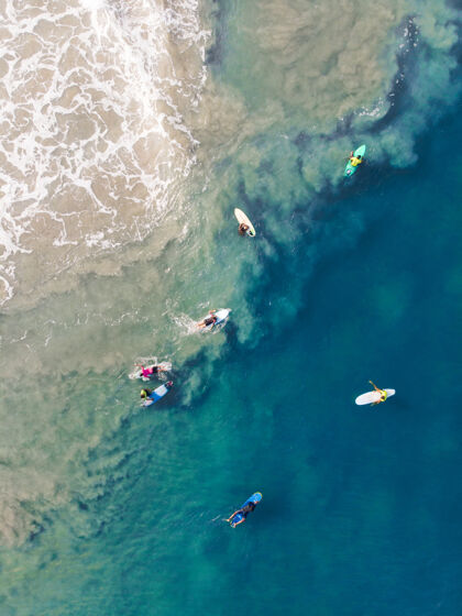 沙滩瓦卡拉海滩上冲浪板游泳的人们的俯视图度假村海洋冲浪