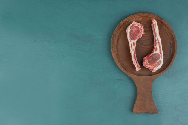 版面生羊排放在木板上食物木头羊肉