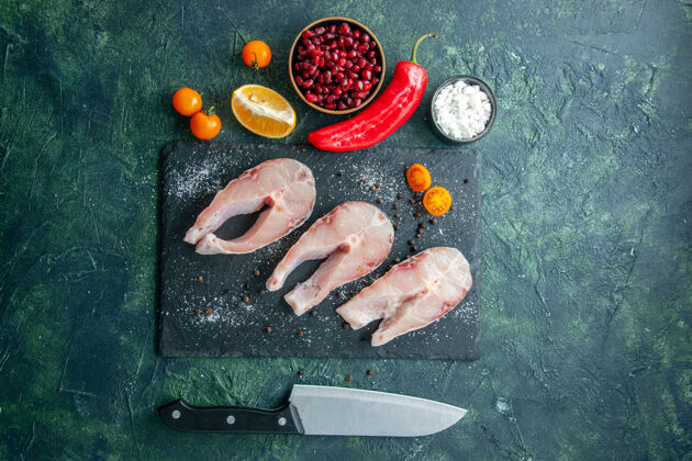 膳食顶视图新鲜鱼片在一张深色的桌子上海鲜海味海餐沙拉水胡椒食物晚餐海鲜顶部