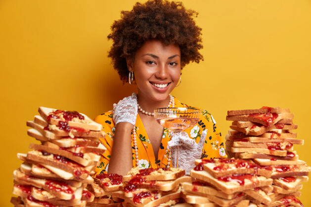 堆迷人的女人 有着非洲头发 周围是花生酱果冻三明治经典积极乐观