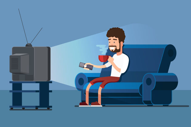 控制男人用咖啡杯在沙发上看电视看电视喝咖啡 在家里的沙发上放松房子电视生活