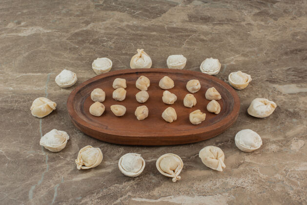 面粉生饺子在木板上加面粉好吃木板饺子