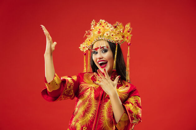惊讶中国传统的优雅女子在红墙工作室优雅女演员穿着