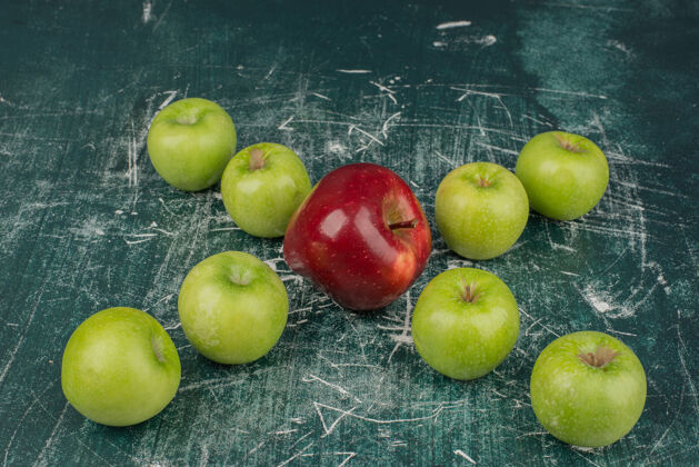 品种红色和绿色的苹果放在大理石桌上混合自然多汁