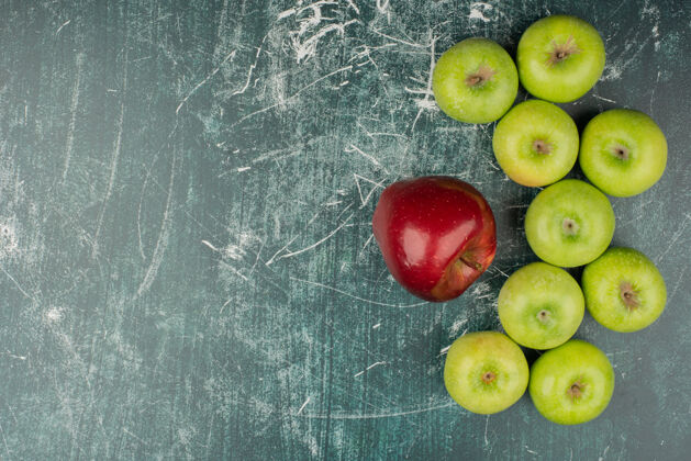 混合红色和绿色的苹果放在大理石桌上水果成熟收获
