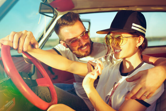 休闲一对谈笑风生的浪漫情侣坐在车里 外出旅行阳光人假日