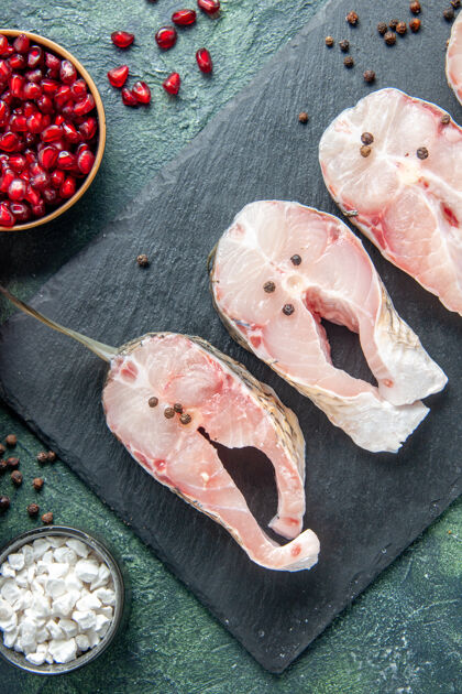 晚餐顶视图深色餐桌上的新鲜鱼片肉海鲜海餐生水食物海洋胡椒胡椒肉顶部