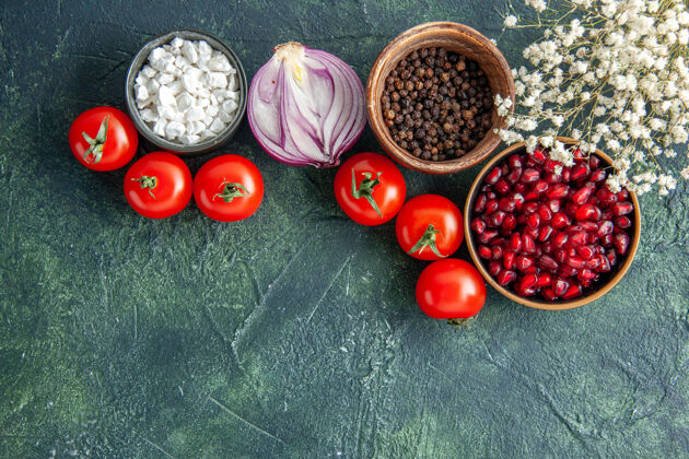 蔓越莓顶视图新鲜的红色西红柿与调味品的深色背景健康餐沙拉食品彩色照片饮食饮食新鲜水果