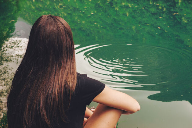 意大利坐在水旁边的女人头发涟漪叶子