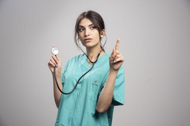 健康女医生戴着听诊器摆姿势的画像职业妇女成人