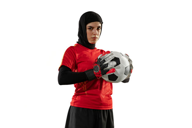 女子白色工作室墙上的阿拉伯女守门员足球比赛运动员