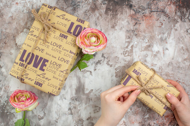 情人顶视图可爱的存在于一个轻表面包装情侣爱情包装
