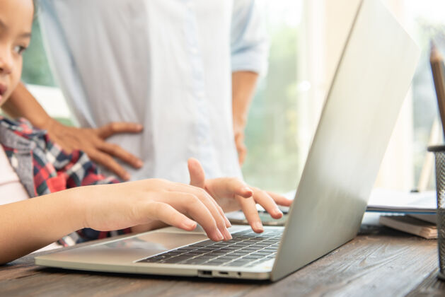 桌面女商人在办公室用笔记本电脑打字女职员在办公室用键盘打字电子设备业务