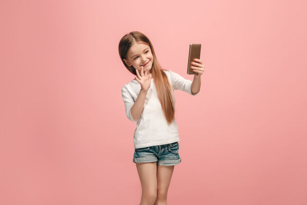 教育手机自拍的快乐少女童年健康手机