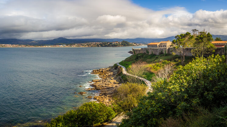 地平线美丽的景色平静的大海附近的巴约纳市在西班牙悬崖地方海洋