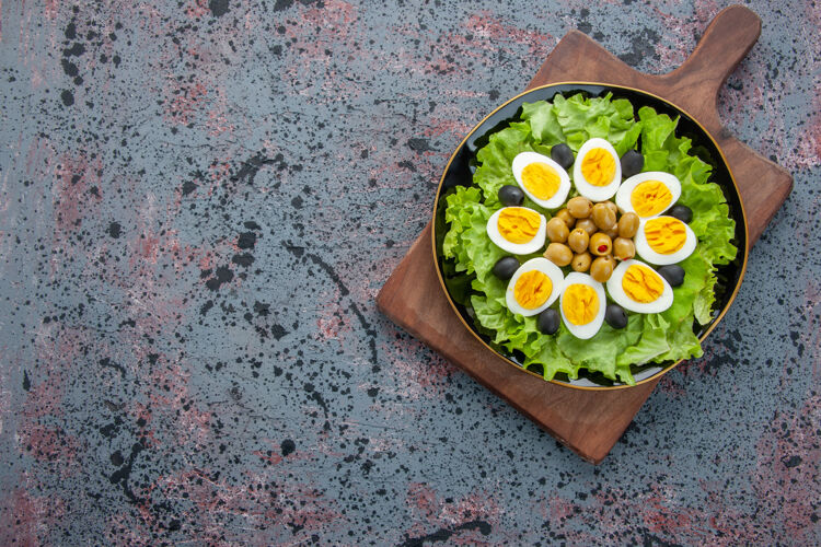 健康在浅色背景上俯瞰美味的鸡蛋沙拉食物午餐地方