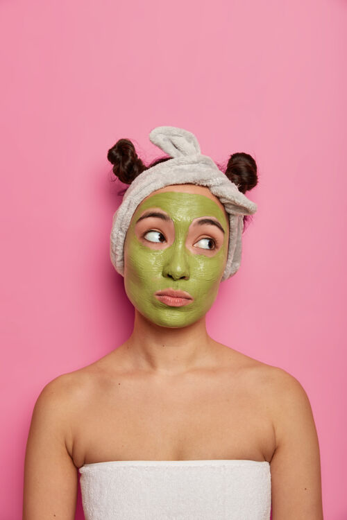 悲伤年轻女子洗澡后戴自然面膜治疗皮肤年轻头毛巾