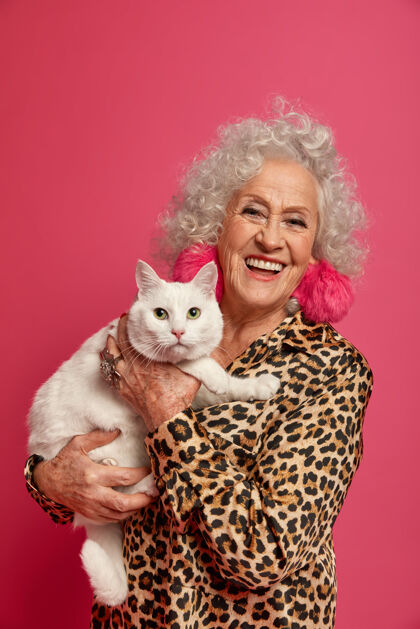 动物幸福的皱纹时尚奶奶与美丽的猫特写肖像年龄家庭团结