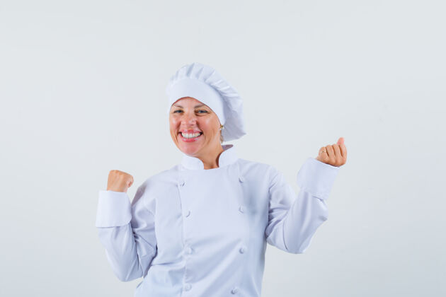 模特女厨师穿着白色制服 摆出获胜者的姿态 看上去很快乐魅力嘴唇看起来