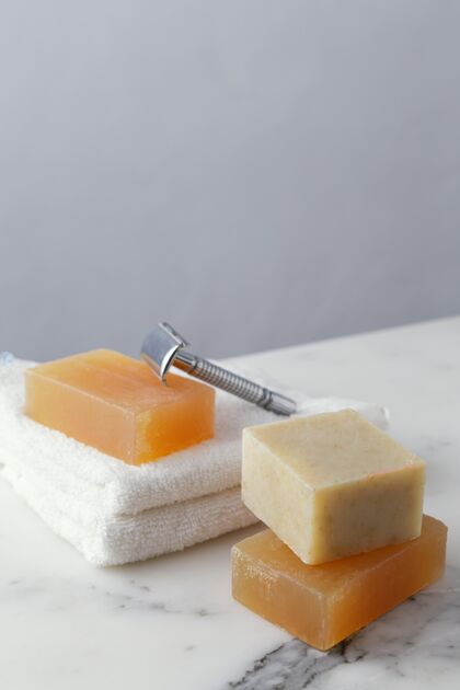 肥皂桌子上有一堆肥皂剃须刀可持续发展环保